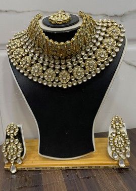 Golden Choker Necklace Set In Kundan Work