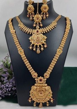Stone Studded Double Layered Necklace Set In Golden