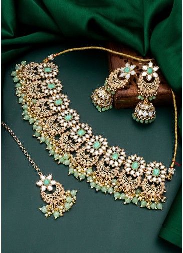 Green Kundan Necklace Set With Maang Tikka