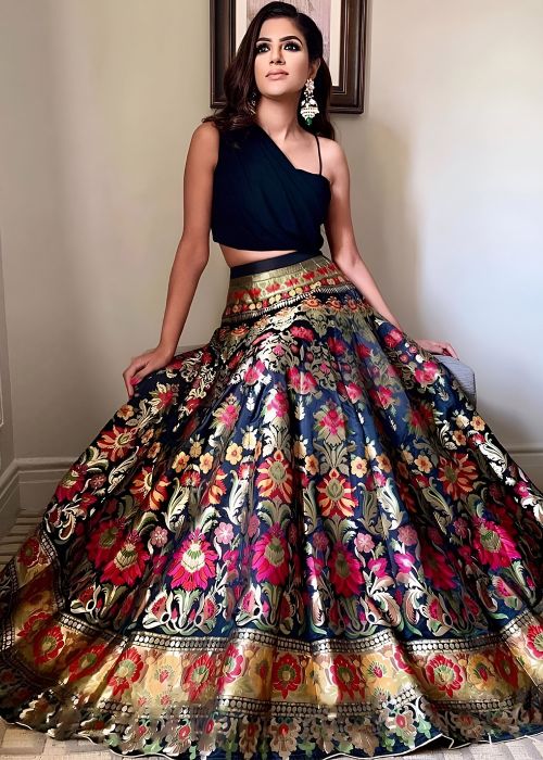 indian dresses for engagement function Indian Wedding Guest Attire: The Ultimate Guide to Dressing for an Indian  Wedding