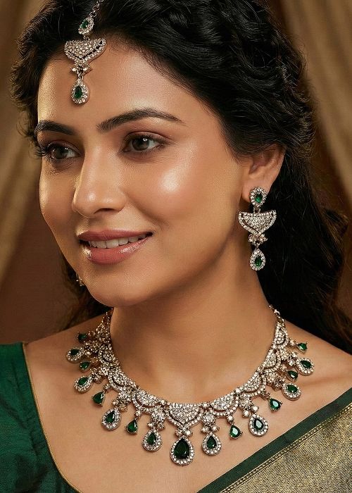 Green Necklace Set With Stone Drops